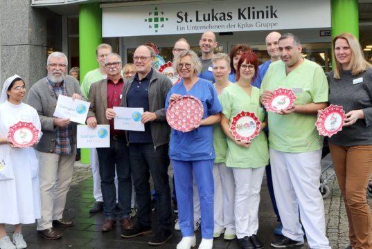 Die „Bunten Teller“ bleiben wieder leer. Auf Wunsch des Pflegeteams der Ohligser Lukas Klinik wird der Gegenwert der Süßigkeiten – 1.500 Euro - dem Verein "Solingen hilft" gespendet. (Foto: © Kplus Gruppe)