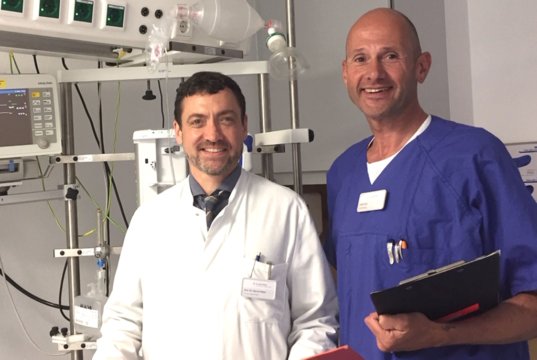 Freuen sich über die überregionale Zertifizierung der Stroke Unit: Prof. Dr. Marcel Dihné (li.), Chefarzt Neurologie der St. Lukas Klinik, und David Schott, Pflegerische Leitung Intensivstation /Stroke Unit der St. Lukas Klinik. (Foto: © Kplus Gruppe)