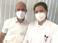 Priv.-Doz. Dr. Dr. Markus Martini, Chefarzt der MKG, und Assistenzärztin Dr. Johanna Lilienbeck mit der Akte einen Studienpatienten. (Foto: © Kplus Gruppe/Cerstin Tschirner)