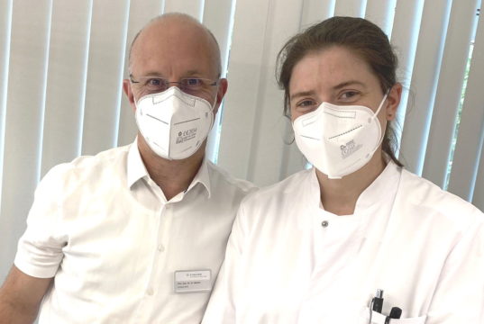Priv.-Doz. Dr. Dr. Markus Martini, Chefarzt der MKG, und Assistenzärztin Dr. Johanna Lilienbeck mit der Akte einen Studienpatienten. (Foto: © Kplus Gruppe/Cerstin Tschirner)