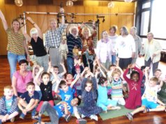 „Jung trifft Alt“ im Pfarrsaal der katholischen Kirchengemeinde St. Joseph in Ohligs: Beste Stimmung herrschte beim Gastspiel des Solinger Marionettentheaters „Bühne am Fädchen“. Das Publikum bestand aus Kindern der Kita St. Joseph und Bewohnern des St. Lukas Pflegeheims. (Foto: © Kplus Gruppe)