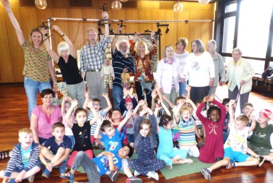 „Jung trifft Alt“ im Pfarrsaal der katholischen Kirchengemeinde St. Joseph in Ohligs: Beste Stimmung herrschte beim Gastspiel des Solinger Marionettentheaters „Bühne am Fädchen“. Das Publikum bestand aus Kindern der Kita St. Joseph und Bewohnern des St. Lukas Pflegeheims. (Foto: © Kplus Gruppe)