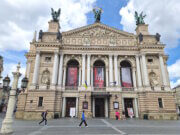 Das Opernhaus von Lwiw – architektonisches Juwel und kulturelles Symbol der Ukraine, das auch im Krieg den Spielbetrieb aufrechterhält. (Foto: © Bastian Glumm)