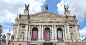 Das Opernhaus von Lwiw – architektonisches Juwel und kulturelles Symbol der Ukraine, das auch im Krieg den Spielbetrieb aufrechterhält. (Foto: © Bastian Glumm)