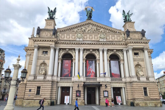Das Opernhaus von Lwiw – architektonisches Juwel und kulturelles Symbol der Ukraine, das auch im Krieg den Spielbetrieb aufrechterhält. (Foto: © Bastian Glumm)