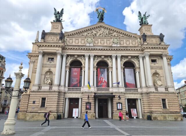lwiw-opernhaus-ukraine (1) Das Opernhaus von Lwiw – architektonisches Juwel und kulturelles Symbol der Ukraine, das auch im Krieg den Spielbetrieb aufrechterhält. (Foto: © Bastian Glumm)
