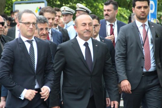 Der türkische Außenminister Mevlüt Çavuşoğlu und sein deutscher Amtskollege Heiko Maas sind am Mittwochnachmittag in Solingen eingetroffen. (Foto: © Bastian Glumm)