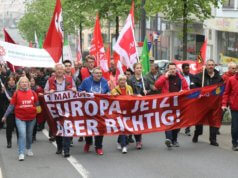 Mehrere Hundert Menschen beteiligten sich am Mittwochvormittag an der Kundgebung anlässlich des 1. Mai in der Solinger Innenstadt. (Foto: © Bastian Glumm)