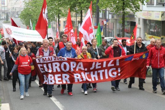 Mehrere Hundert Menschen beteiligten sich am Mittwochvormittag an der Kundgebung anlässlich des 1. Mai in der Solinger Innenstadt. (Foto: © Bastian Glumm)