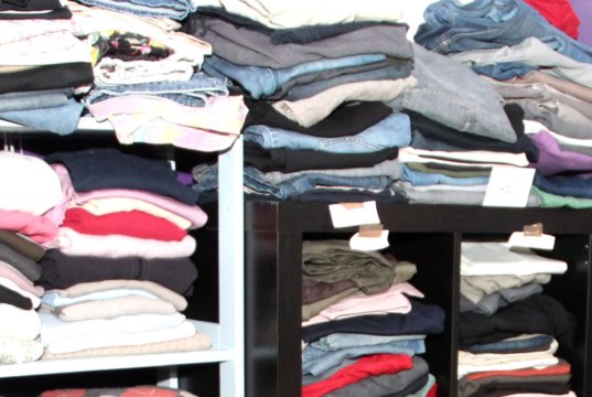 Im Rahmen des Wohlfühlmorgens am 16. Februar gibt es von 12.00 bis 14.00 Uhr eine Sonderöffnungszeit der Kleiderkammer an der Grünstraße 31 in Ohligs. (Symbolfoto: © Bastian Glumm)