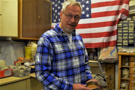 Bei Stefan Daniel von maritime arts werden aus Muscheln und Sand mit einem selbstgestalteten Rahmen kleine Kunstwerke. (Foto: © Martina Hörle)