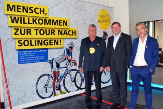 Ziehen in Sachen Stadtmarketing an einem Strang: v.li. Joachim Radtke, neu im städtischen Marketing-Team, Oberbürgermeister Tim Kurzbach und Richard Clever, Geschäftsführer der Agentur "brandsclever". (Foto: © Stadt Solingen)