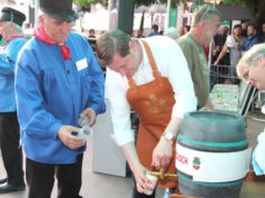 Um kurz nach 19 Uhr stach Oberbürgermeister Tim Kurzbach (mi.) am Freitag das Fass an und eröffnete das 41. Gräfrather Marktfest. Arge-Vorsitzender Dragan Denic reichte die ersten Becher, während Willy Weber (li.), Gräfrather Urgestein, das Publikum bei Laune hielt. (Foto: © B. Glumm)