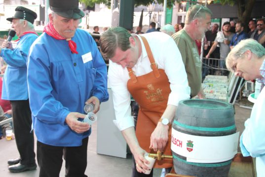 Um kurz nach 19 Uhr stach Oberbürgermeister Tim Kurzbach (mi.) am Freitag das Fass an und eröffnete das 41. Gräfrather Marktfest. Arge-Vorsitzender Dragan Denic reichte die ersten Becher, während Willy Weber (li.), Gräfrather Urgestein, das Publikum bei Laune hielt. (Foto: © B. Glumm)