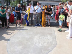 Dr. Jörg Wacker (Ohligser Jongens) und Oberbürgermeister Tim Kurzbach enthüllten am Samstag das Ohligser Stadtwappen auf dem wiedereröffneten Marktplatz. (Foto: © Bastian Glumm)