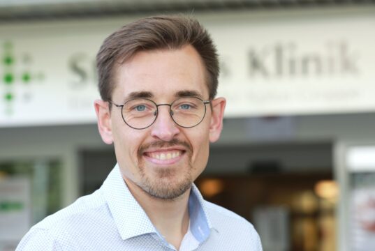 Markus Kremer wird Chef der größten Berufsgruppe in der St. Lukas Klinik. Der 33-jährige Duisburger ist neuer Pflegedirektor des Krankenhauses in Solingen-Ohligs. (Foto: © Kplus Gruppe)
