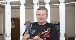 Martin Meyer, Gründer von "Mach Mich 3D", präsentiert stolz seine eigene detailgetreue 3D-Figur. (Foto: © Bastian Glumm)