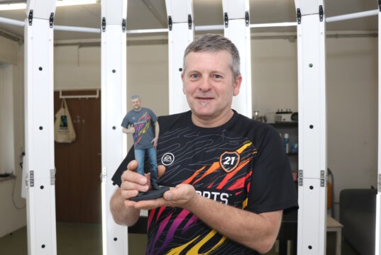 Martin Meyer, Gründer von "Mach Mich 3D", präsentiert stolz seine eigene detailgetreue 3D-Figur. (Foto: © Bastian Glumm)