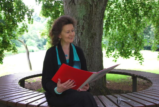 Die Solinger Autorin Martina Hörle wurde 1959 in der Klingenstadt geboren, ist geprüfte Betriebswirtin, und arbeitet seit einigen Jahren als freiberufliche Text- und Fotojournalistin. (Foto: © Martina Hörle)