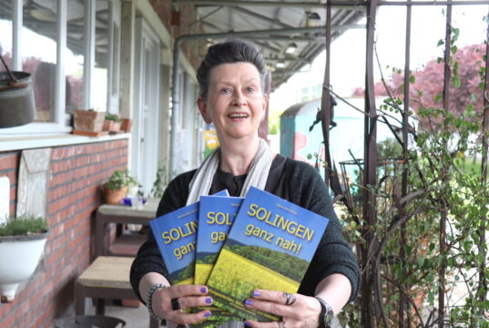 "Solingen ganz nah!": Die Autorin Martina Hörle präsentiert ein crossmediales Buchprojekt und eine Lieberklärung an die Klingenstadt. (Foto: © Bastian Glumm)