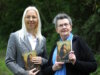 Die Solinger Autorin Svitlana Glumm (li.) und Martina Hörle, Vorsitzende der Solinger Autorenrunde, gestalten am 23. Mai gemeinsam die zweisprachige „Engelsklinge“-Lesung bei den Helfenden Schirmen. (Foto: © Bastian Glumm)