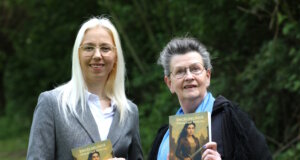 Die Solinger Autorin Svitlana Glumm (li.) und Martina Hörle, Vorsitzende der Solinger Autorenrunde, gestalten am 23. Mai gemeinsam die zweisprachige „Engelsklinge“-Lesung bei den Helfenden Schirmen. (Foto: © Bastian Glumm)