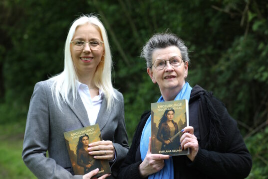 Die Solinger Autorin Svitlana Glumm (li.) und Martina Hörle, Vorsitzende der Solinger Autorenrunde, gestalten am 23. Mai gemeinsam die zweisprachige „Engelsklinge“-Lesung bei den Helfenden Schirmen. (Foto: © Bastian Glumm)
