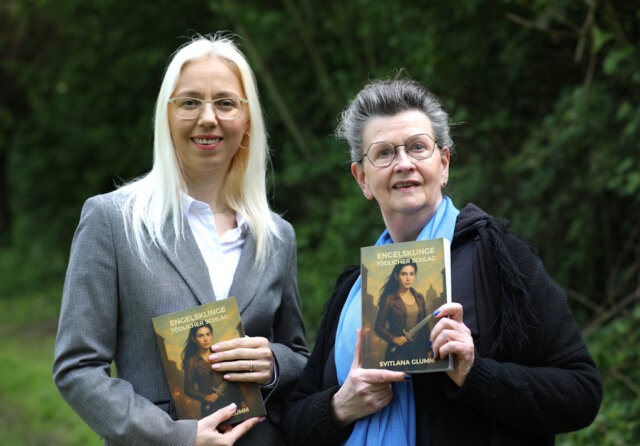 Die Solinger Autorin Svitlana Glumm (li.) und Martina Hörle, Vorsitzende der Solinger Autorenrunde, gestalten am 23. Mai gemeinsam die zweisprachige „Engelsklinge“-Lesung bei den Helfenden Schirmen. (Foto: © Bastian Glumm)