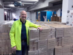 Matthias Ruf, Geschäftsführer der Diakonie Bethanien, mit „Paketen zum Leben“. (Foto: © Diakonie Bethanien)