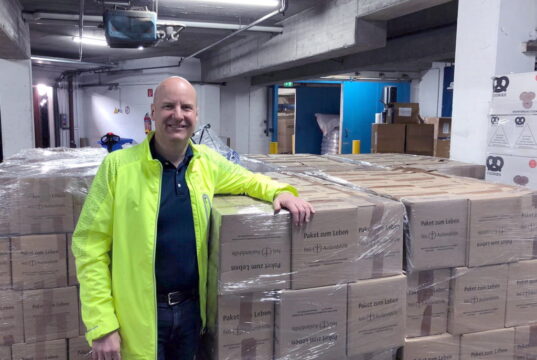 Matthias Ruf, Geschäftsführer der Diakonie Bethanien, mit „Paketen zum Leben“. (Foto: © Diakonie Bethanien)