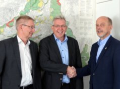 Stadtdirektor Hartmut Hoferichter (re.) begrüßt Matthias Sinn als neuen Leiter des Stadtdienstes Natur und Umwelt und bedankt sich bei Peter Vorkötter (li.), Leiter der Unteren Bodenschutzbehörde und der Abteilung Umweltplanung, für die kommissarische Leitung. (Foto: © Stadt Solingen)