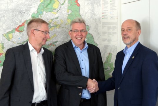Stadtdirektor Hartmut Hoferichter (re.) begrüßt Matthias Sinn als neuen Leiter des Stadtdienstes Natur und Umwelt und bedankt sich bei Peter Vorkötter (li.), Leiter der Unteren Bodenschutzbehörde und der Abteilung Umweltplanung, für die kommissarische Leitung. (Foto: © Stadt Solingen)