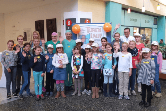 Knapp 30 begeisterte Kinder waren beim "Maus-Türöfffner-Tag" im Klinikum dabei. (Foto: © Andre Bretzke/Klinikum)