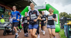 Mit Freude und ohne Leistungsdruck: 180 Teilnehmende starteten beim ersten max-camp Inklusionslauf im Walder Stadion. (Foto: © BEAUTIFUL SPORTS/Leah Kohring)