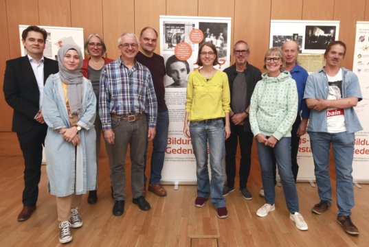 Gründungsvorstand des Vereins "Bildungs- und Gedenkstätte Max-Leven-Zentrum Solingen": v.l. René Höltken (Schatzmeister), Hatice Sahin (Beisitzerin), Dr. Ilka Werner (2. Vorsitzende), Dr. Horst Sassin (Schriftführer), Jürgen Regneri (Beisitzer), Daniela Tobias (Vorsitzende), Holger Kahle (Beisitzer), Ulli Becker (Beisitzerin), Dietmar Gaida (Beisitzer) und Uwe von Massenbach (Beisitzer). (Foto: © Hans-Werner Bertl)