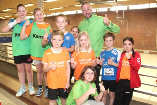Daumen hoch! Ex-Profi Max Ramota und einige ganz besonders begeisterte Kids des Ostercamps in Aufderhöhe. (Foto: © B. Glumm)