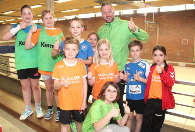 Daumen hoch! Ex-Profi Max Ramota und einige ganz besonders begeisterte Kids des Ostercamps in Aufderhöhe. (Foto: © B. Glumm)