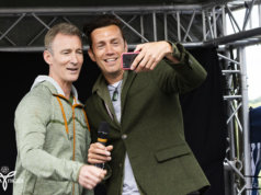 Schauspieler Jed Brophy (Der Hobbit) und Royd Tolkien (Urenkel von J.R.R. Tolkien) machen ein Foto vom gut besuchten Burgplatz bei Ihrem QA-Panel auf der MFC 2018. (Foto: © Janina Raeder)