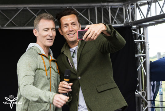 Schauspieler Jed Brophy (Der Hobbit) und Royd Tolkien (Urenkel von J.R.R. Tolkien) machen ein Foto vom gut besuchten Burgplatz bei Ihrem QA-Panel auf der MFC 2018. (Foto: © Janina Raeder)