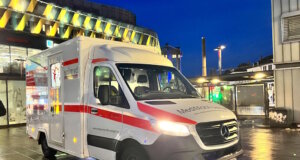 Das Medimobil des Deutschen Roten Kreuzes ist regelmäßig im Solinger Stadtgebiet im Einsatz und versorgt Bedürftige kostenlos medizinisch. Besonders in den Wintermonaten ist der Andrang groß. (Foto: © Uli Preuss)