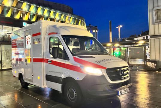 Das Medimobil des Deutschen Roten Kreuzes ist regelmäßig im Solinger Stadtgebiet im Einsatz und versorgt Bedürftige kostenlos medizinisch. Besonders in den Wintermonaten ist der Andrang groß. (Foto: © Uli Preuss)