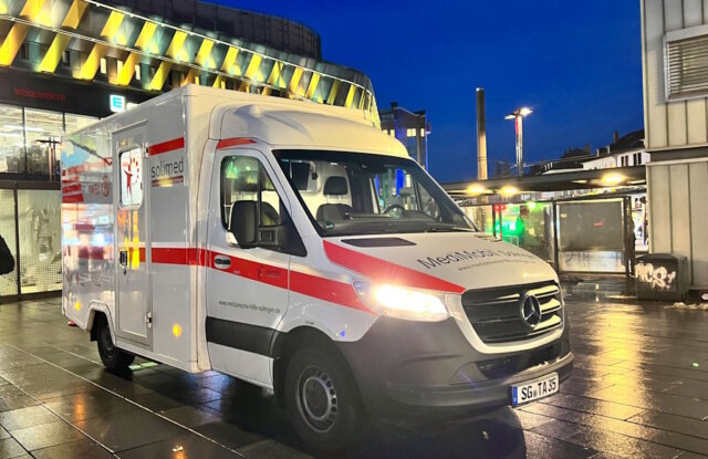 Das Medimobil des Deutschen Roten Kreuzes ist regelmäßig im Solinger Stadtgebiet im Einsatz und versorgt Bedürftige kostenlos medizinisch. Besonders in den Wintermonaten ist der Andrang groß. (Foto: © Uli Preuss)