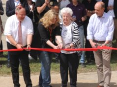 Am Wochenende wurde feierlich der Mehrgenerationentreffpunkt an der Jasperstraße eingeweiht. Das rote Band durchschnitten: v.li. Marc Schneider, Präsident des Rotary Clubs Solingen, Petra Krötzsch von Lebensherbst, Helga Trawny (Oma Helga Kurzbach) und Stadtdirektor Hartmut Hoferichter. (Foto: © Rotary Club Solingen)