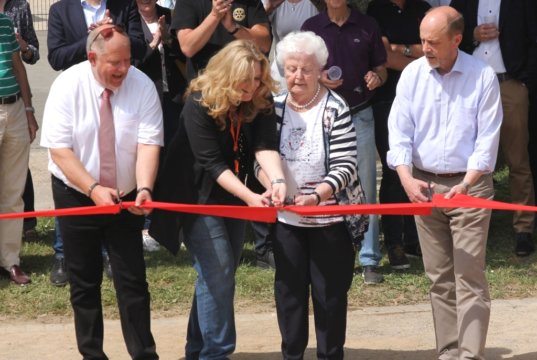 Am Wochenende wurde feierlich der Mehrgenerationentreffpunkt an der Jasperstraße eingeweiht. Das rote Band durchschnitten: v.li. Marc Schneider, Präsident des Rotary Clubs Solingen, Petra Krötzsch von Lebensherbst, Helga Trawny (Oma Helga Kurzbach) und Stadtdirektor Hartmut Hoferichter. (Foto: © Rotary Club Solingen)