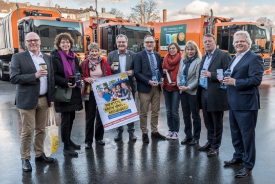 Mit einer Plakat-Aktion wollen die Städte Wuppertal, Solingen und Remscheid weiter gegen die Müllflut durch Einweg-Kaffeebecher kämpfen. (Foto: © Stadt Wuppertal)