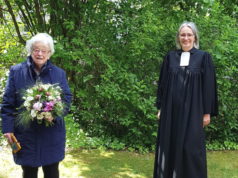 Pfarrerin i.R. Luise Melchior (li.) und Superintendentin Dr. Ilka Werner (v.l.) freuen sich mit Corona-Abstand über 50 Jahre Ordination. (Foto: © Klaus Diederich)