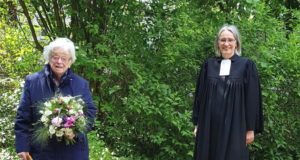 Pfarrerin i.R. Luise Melchior (li.) und Superintendentin Dr. Ilka Werner (v.l.) freuen sich mit Corona-Abstand über 50 Jahre Ordination. (Foto: © Klaus Diederich)