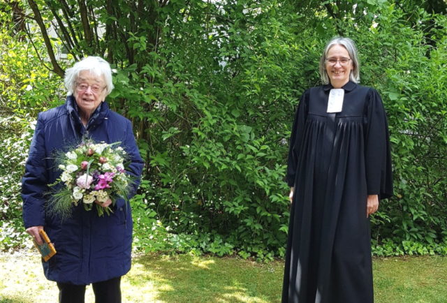Pfarrerin i.R. Luise Melchior (li.) und Superintendentin Dr. Ilka Werner (v.l.) freuen sich mit Corona-Abstand über 50 Jahre Ordination. (Foto: © Klaus Diederich)