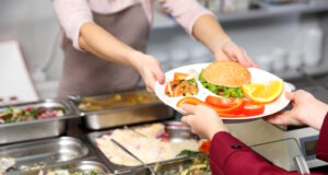 Die Stadt Solingen organisiert derzeit eine neue Lösung für die Mittagsverpflegung an der Alexander-Coppel-Gesamtschule und an der Geschwister-Scholl-Schule. Sie stellt den Mensabetrieb an beiden Schulen neu auf. (Symbolfoto: © Africa Studio / Adobe Stock)