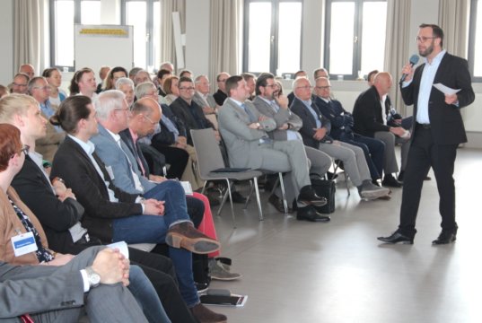 Vergangene Woche tauschte man sich auf Einladung der Stadt im Bürgersaal der Stadtkirche über eine Verzahnung des Einzelhandels mit Internetangeboten aus. Rund 80 Interessierte kamen. (Foto: © Bastian Glumm)